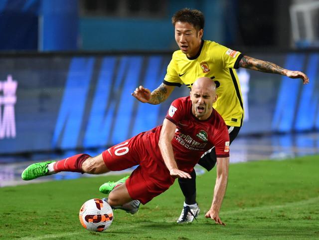 开云APP-荣昊回归广州队首秀献助攻 多面手传递积极信号