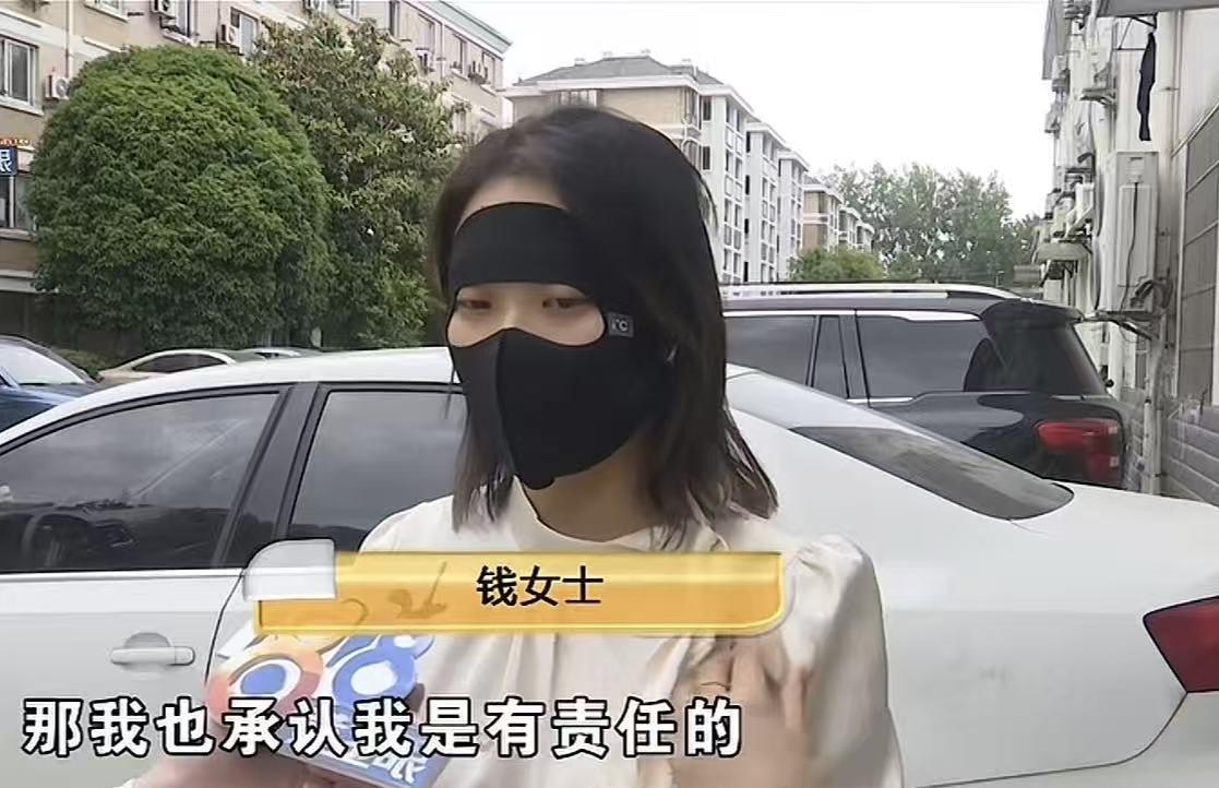 开云在线-女子倒车撞到空调致车损坏，事后担心加价不肯走保险要商家担责