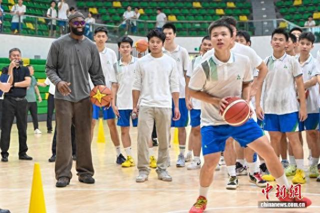 开云-NBA球星杰伦·布朗到访广州与中学生互动|美国职业篮球联赛|华南师范大学附属中学|中新社|篮球|波士顿凯尔特人队_新浪体育_新浪新闻